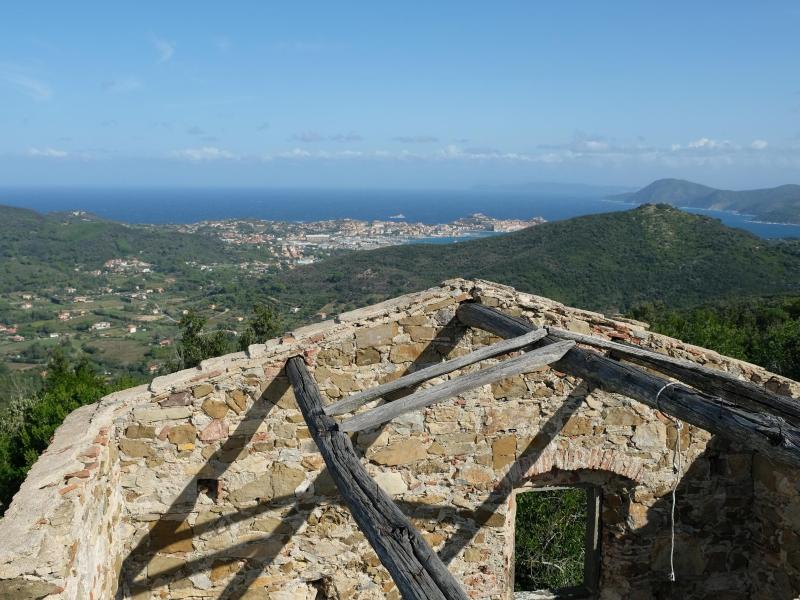 Wandern auf Elba. Ruine einer Windmühle.