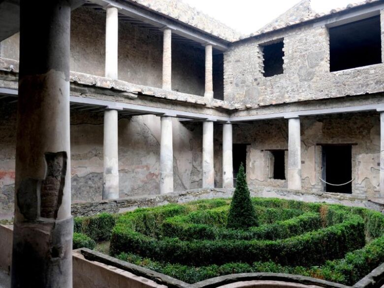 Pompeji. Die zweistöckige Säulenhalle im Haus der Liebenden ist außergewöhnlich gut erhalten. Foto: Florian Sanktjohanser/dpa-tmn
