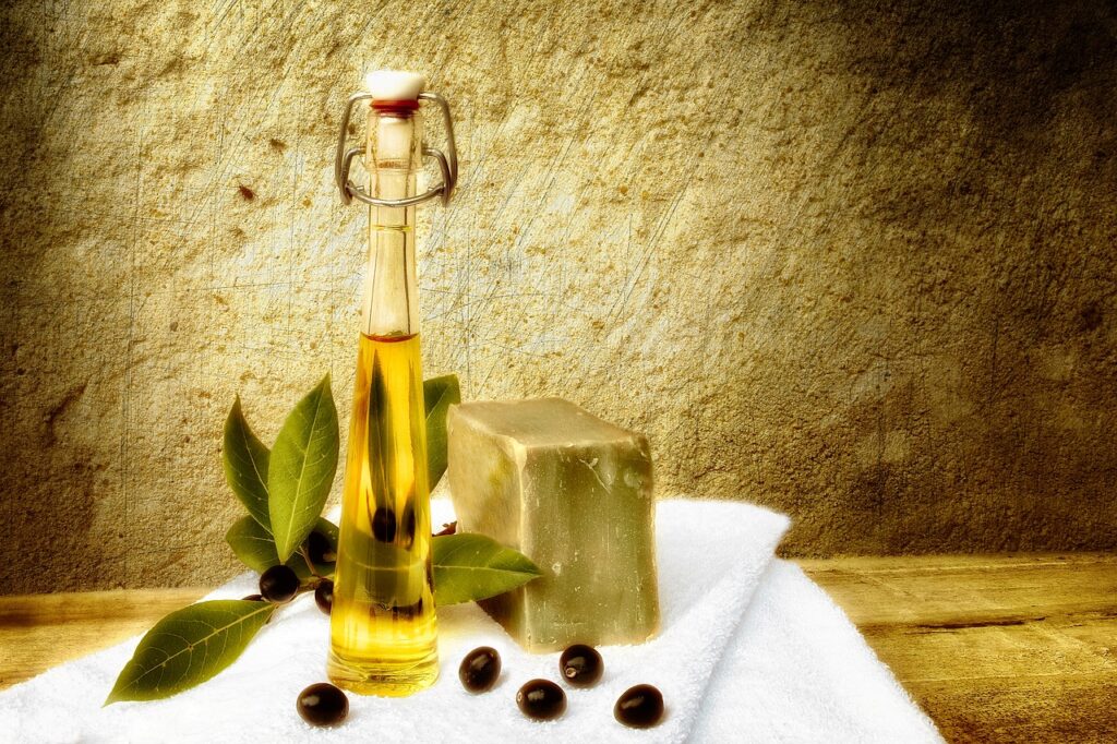 Naturseife. Olivenöl ist Hauptbestanteil des Seifenstücks.