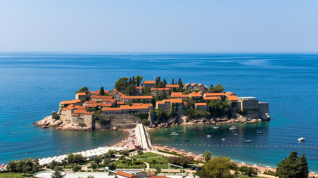 Montenegro. Budva mit der vorgelagerten Insel Sveti Stefan.