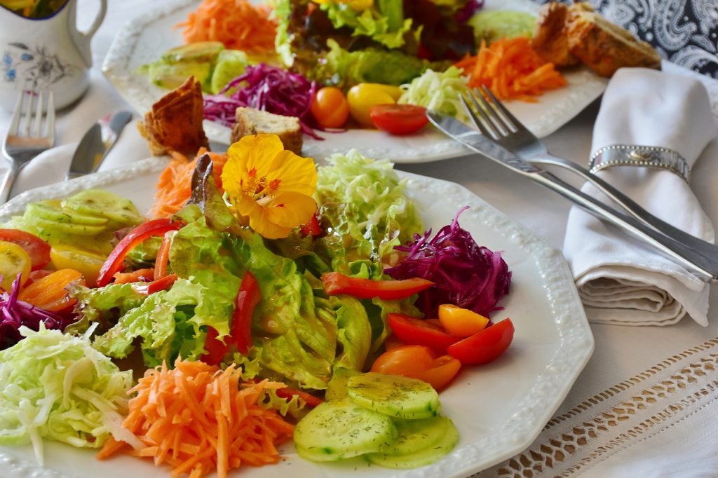 Frischer Salat ist gesünder als Fast Food