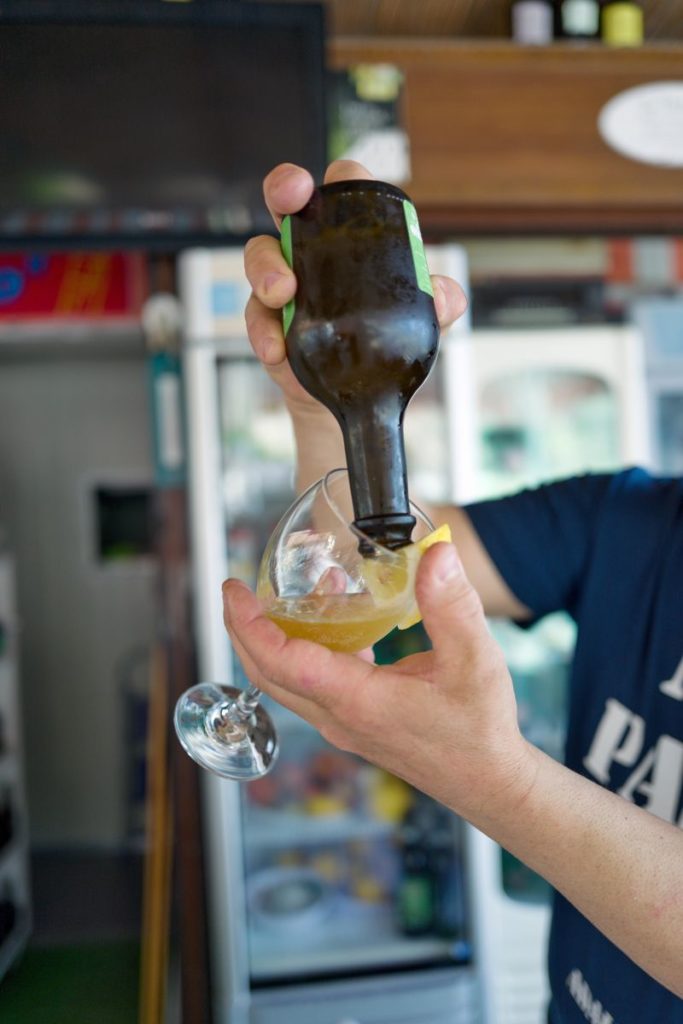 Bier mit dem Aroma der Zitrone in der Chiosco-Bar San Francesco