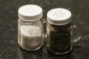 Salz und Pfeffer für das Salat-Dressing