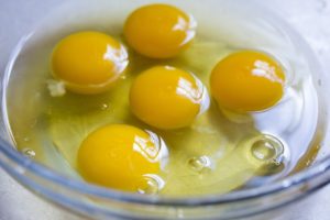 Eier für Carbonara verquirlen