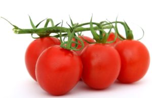 Tomaten zum Hackfleisch dazu geben