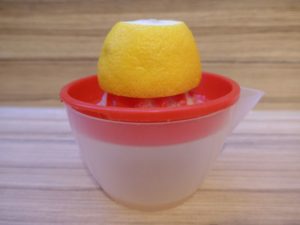 Zitronensaft für den Salat mit Fenchel und Orangen