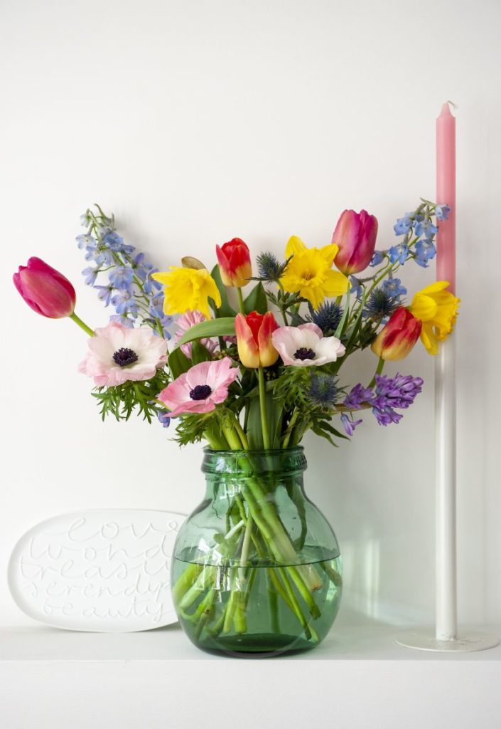 Blumenstrauß mit Tulpen mit Osterglocken