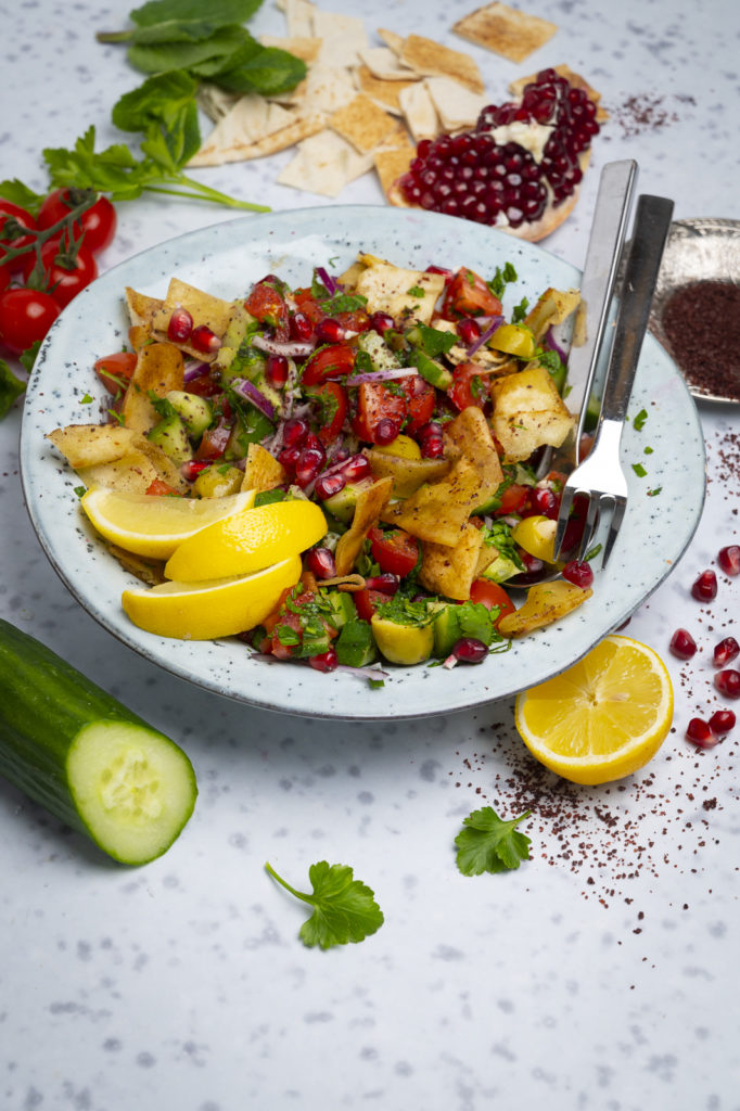 Salat Fattoush, mit frischen Tomaten und Granatapfel, vegan ~ Meerlady