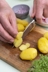 Kartoffeln schälen und schneiden